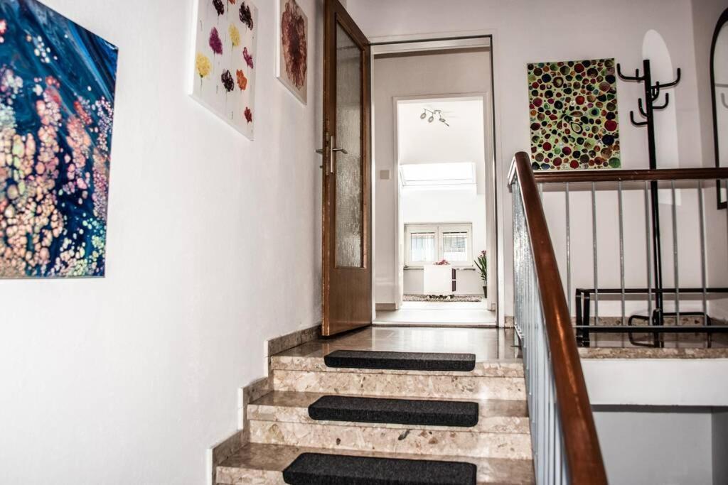 Apartment Pouringraz Fuer Kunst- Und Tennisliebhaber Buitenkant foto