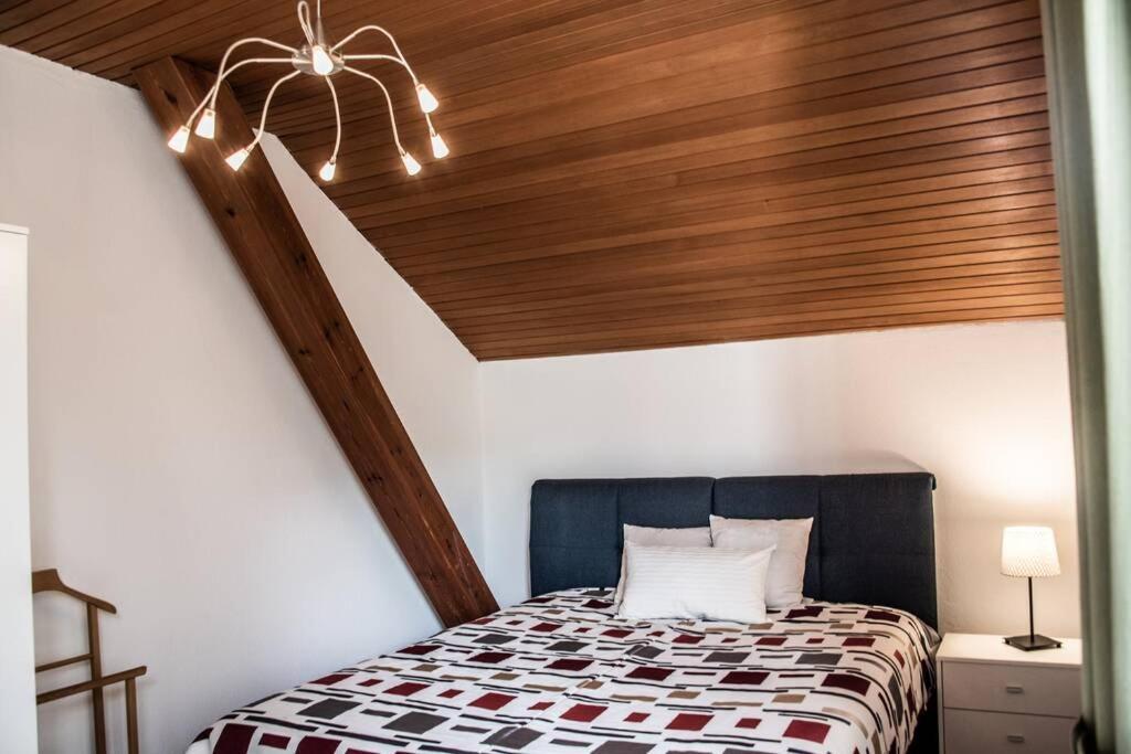 Apartment Pouringraz Fuer Kunst- Und Tennisliebhaber Buitenkant foto