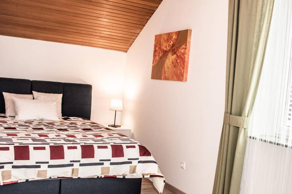 Apartment Pouringraz Fuer Kunst- Und Tennisliebhaber Buitenkant foto