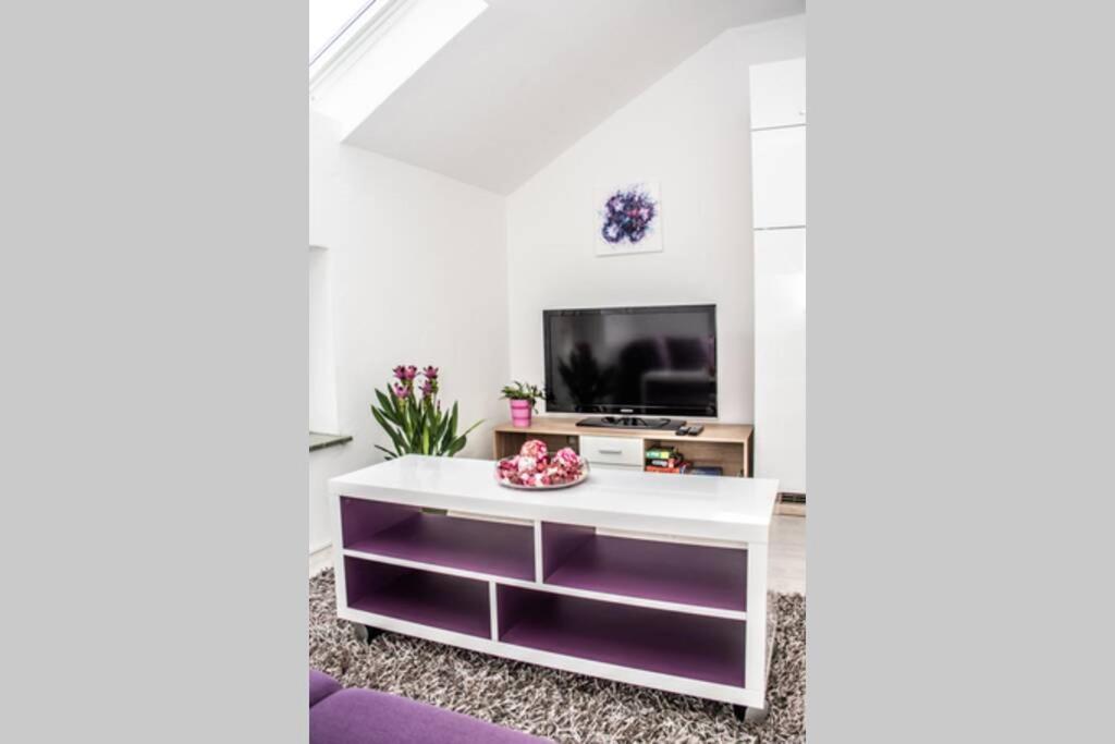 Apartment Pouringraz Fuer Kunst- Und Tennisliebhaber Buitenkant foto