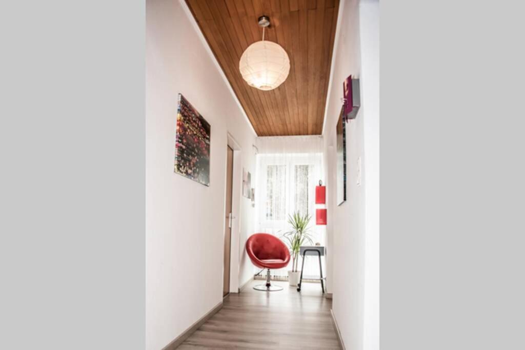 Apartment Pouringraz Fuer Kunst- Und Tennisliebhaber Buitenkant foto