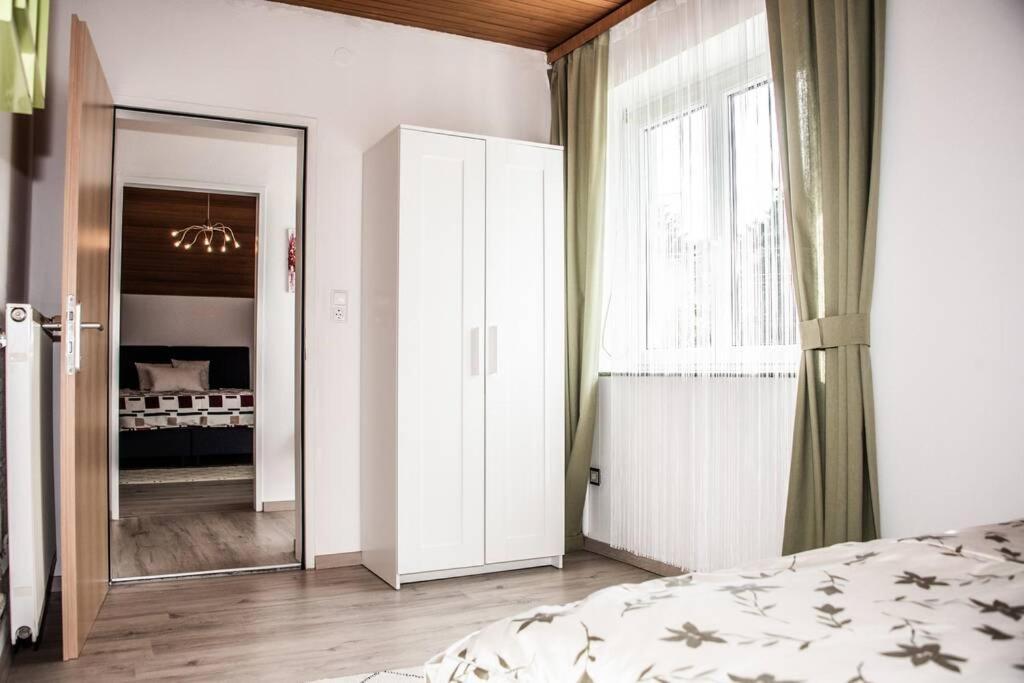 Apartment Pouringraz Fuer Kunst- Und Tennisliebhaber Buitenkant foto