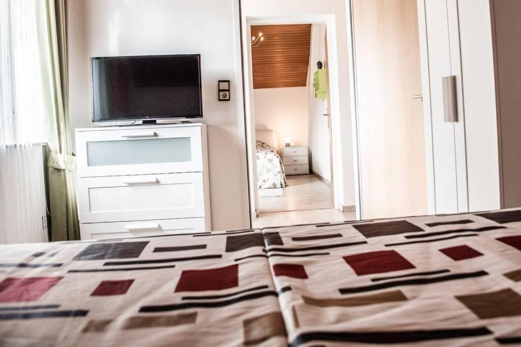 Apartment Pouringraz Fuer Kunst- Und Tennisliebhaber Buitenkant foto