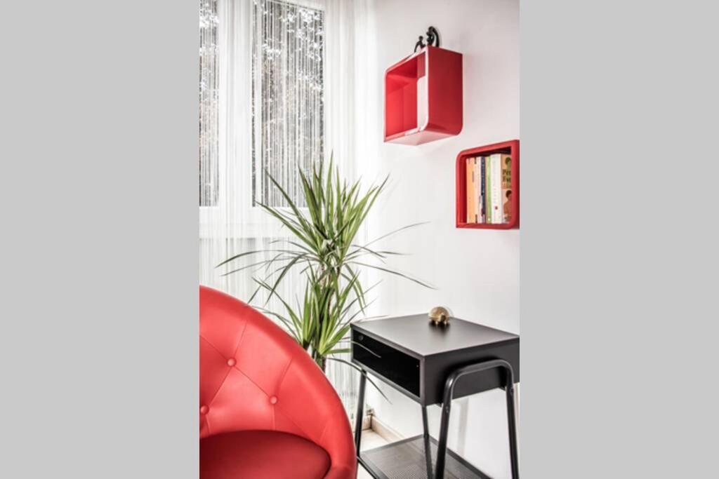 Apartment Pouringraz Fuer Kunst- Und Tennisliebhaber Buitenkant foto