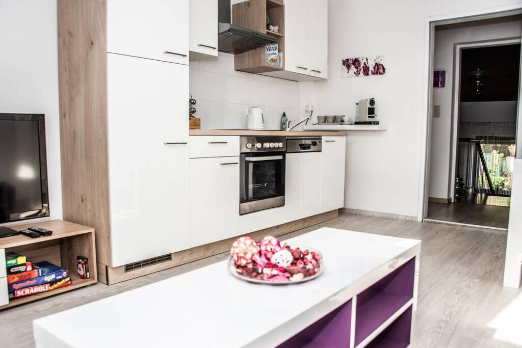 Apartment Pouringraz Fuer Kunst- Und Tennisliebhaber Buitenkant foto