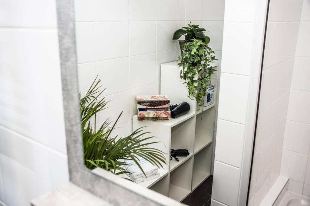 Apartment Pouringraz Fuer Kunst- Und Tennisliebhaber Buitenkant foto